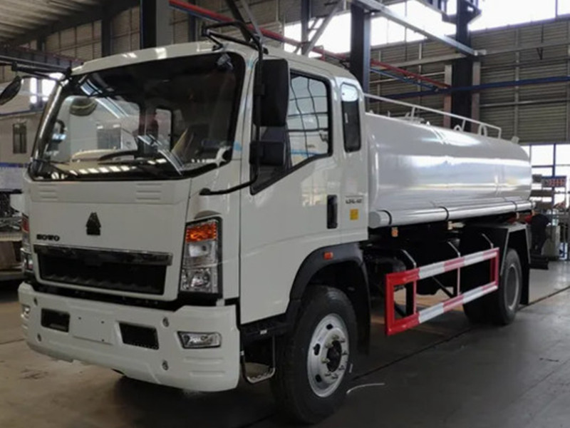 howo water sprayer truck